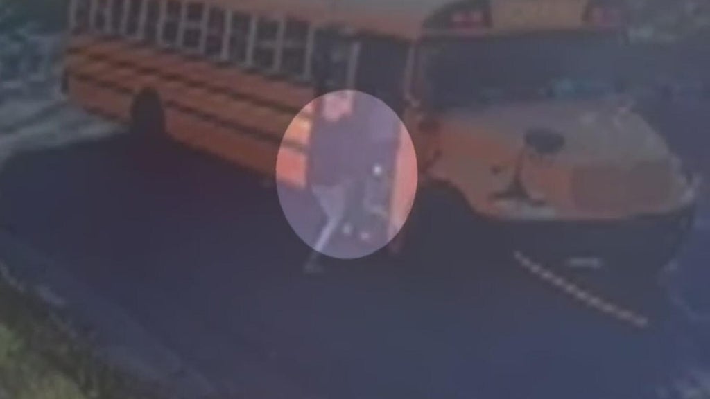 Video shows quick-thinking bystander stop runaway St. Paul school bus — WCCO / CBS Minnesota, Maplewood Health news