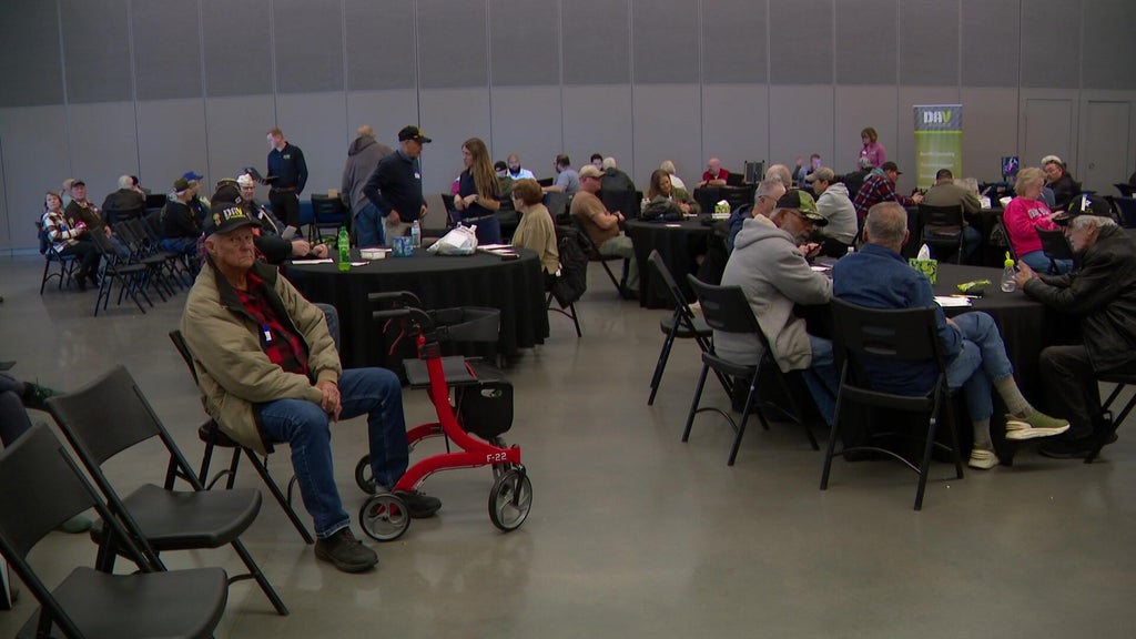 Minnesota veterans receiving claims assistance, health exams at clinic — WCCO / CBS Minnesota, Maplewood Arts news