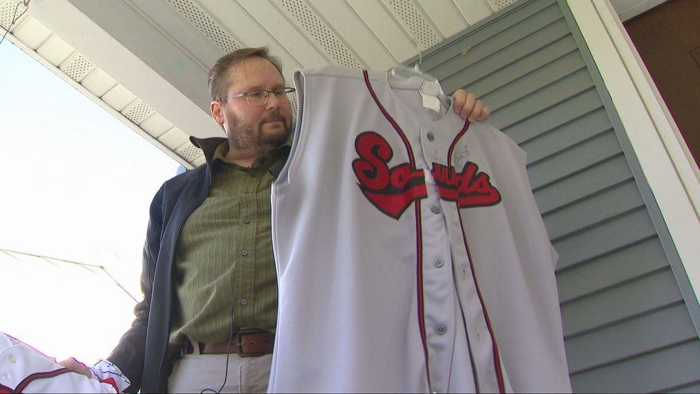 Brewers fan makes long drive from Wisconsin to Tampa Bay for Game 3 — Fox 11 Green Bay Local, Maplewood Sports news