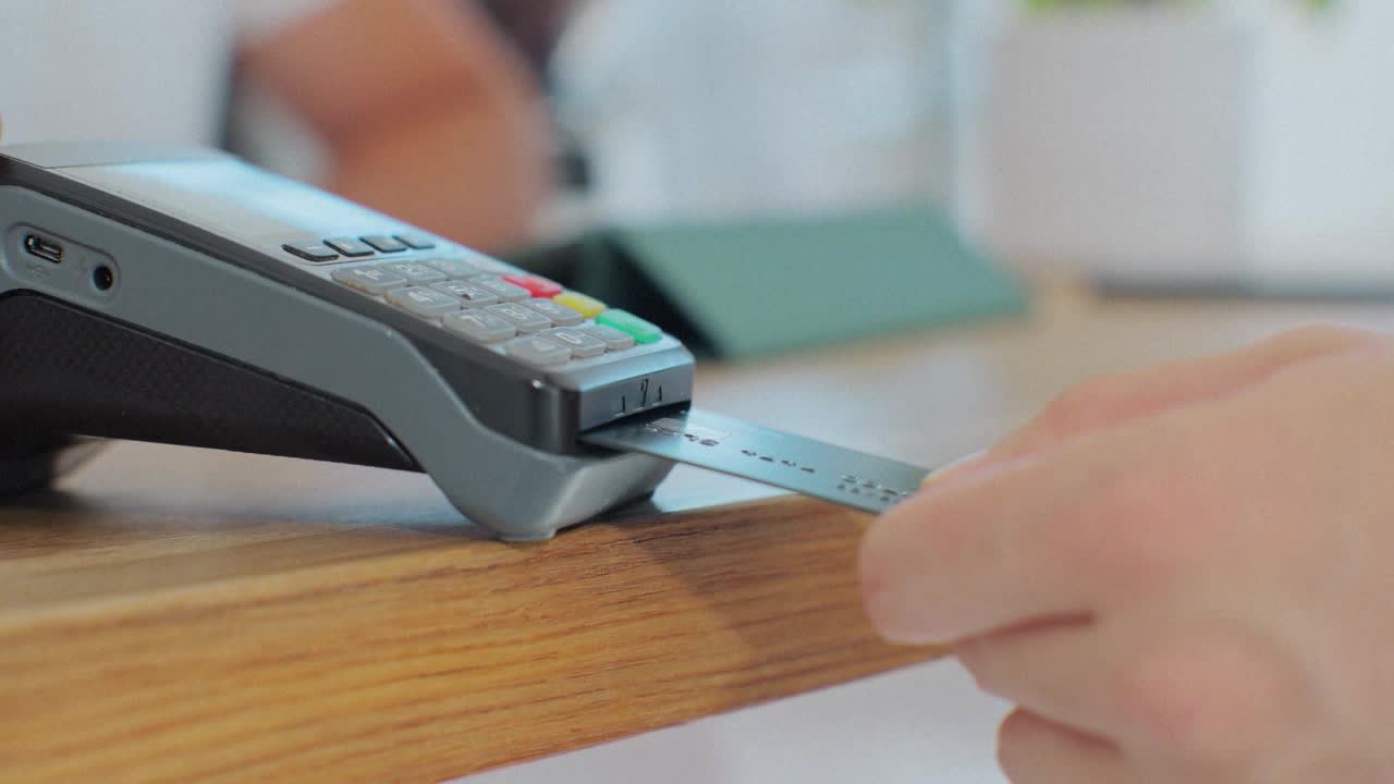 Avoiding fees when holiday shopping — Maplewood Business news